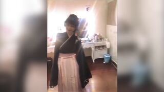 大學生【張竹君】校園生活大尺度私拍流出 寢室發騷摸奶乳頭異常敏感~男友玩弄的不要不要的~女孩子背後是這樣呀 1