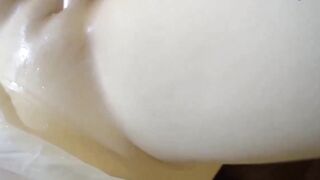 巨乳白虎妹噴尿 啊啊 你個變態 不要 雙手被束縛 肥嫩粉穴被手摳 道具猛插強制高潮 潮噴不停抽搐