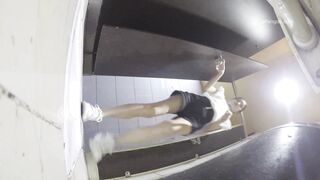 KTV酒吧廁拍 小姐尿尿 水晶高跟鞋美女尿似蓮蓬頭