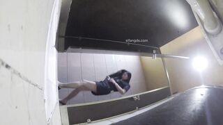 KTV酒吧廁拍 小姐尿尿 水晶高跟鞋美女尿似蓮蓬頭