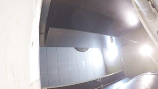 KTV酒吧廁拍 美女小姐尿尿 黑裙美女不知道什麼原因摳菊花