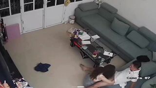 家庭網路攝影機偷拍 老公下班回家 媳婦拔下他的褲子 口硬他的雞巴 在客廳沙發激情來一發洩慾