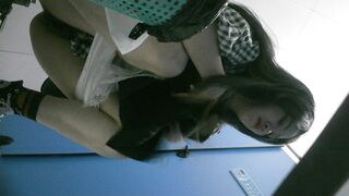 廁所偷拍 多個美女尿尿 - 12