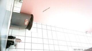 廁所偷拍 多個美女尿尿 - 05