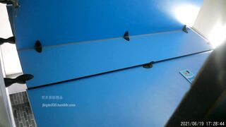 廁所偷拍 多個美女尿尿 - 13