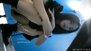 廁所偷拍 多個美女尿尿 - 13