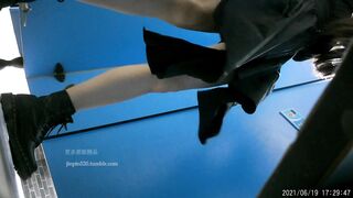 廁所偷拍 多個美女尿尿 - 13