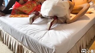 大奶淫妻 把射的精液全吃掉
