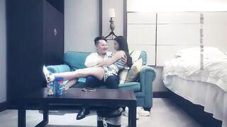 【趙總尋花】甜美高顏值外圍女神，看著是清純小仙女，沒想到屁股上紋著用力兩個字，床上淫蕩被幹嬌喘聲聲