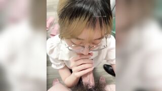 反差眼鏡美女 穿著情趣女僕裝和男友性愛自拍-4