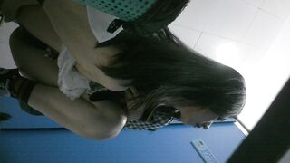 廁所偷拍 多個美女尿尿 - 12