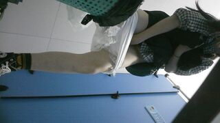 廁所偷拍 多個美女尿尿 - 12