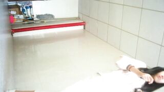 廁所偷拍 多個美女尿尿 - 17