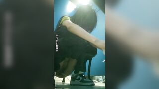 廁所偷拍 多個美女尿尿 - 14
