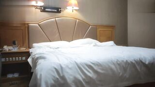 18歲極品高品質外圍女孩，口交舔弄開操，抬腿側入猛幹，呻吟聲音真迷人，聽聲可射！